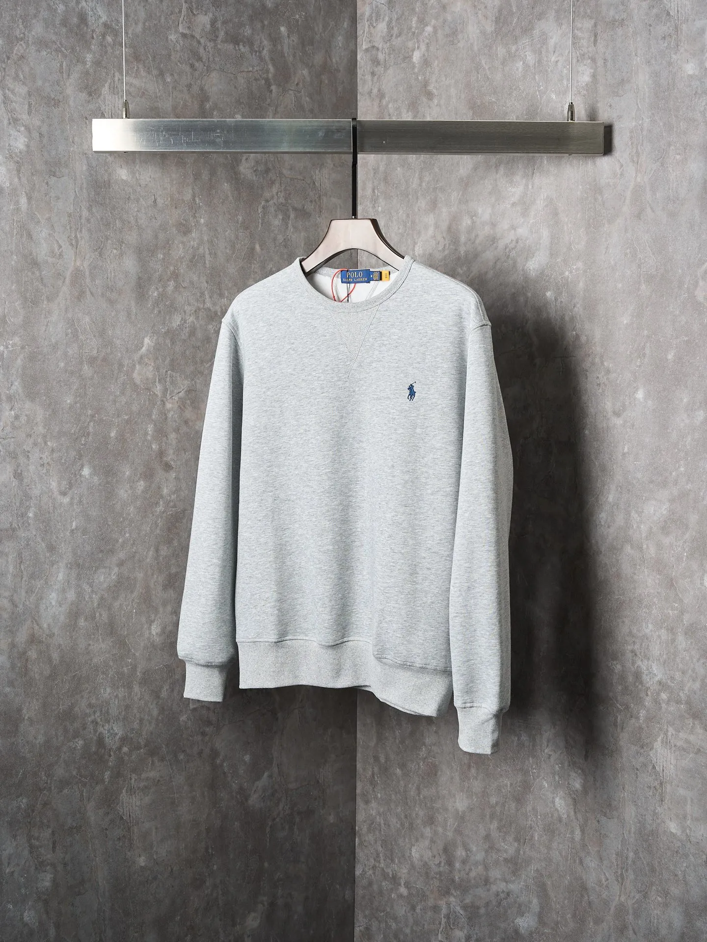 P290 Actual auction】Ralph Lauren/Ralph Lauren solid color pony logo embroidered round neck sweatshirt (grey) [Ready stock] S M L XL custom cloud-like honey cotton fleece sweatshirt material has a delicate feel and is comfortable and skin-friendly. It is based on matte gray and comes with a soft light filter. The exquisite indigo pony logo is embellished. It is highly recognizable. It has an atmosphere of freedom and vitality. A symphony of pure and smart colors. Use extreme simplicity to outline high-end silhouettes, become the smart focus of vision, and show taste in silence. Use imported machine embroidery technology. Use advanced computer control systems and precision mechanical components to achieve the iconic pony embroidery operation. High precision. The lines are smooth and delicate. Adopt Hasuo technology and use specific machines to sew. Hasuo has high fastness and adds visual effects. It is time-consuming and labor-intensive. The fabrics have been washed and have a better texture. They are not easy to deform and are not easy to shrink. Not easy to fade, maintain long-term beauty, and fit well.